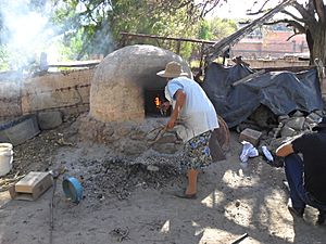 Archivo:Mujer horneando "condoches"