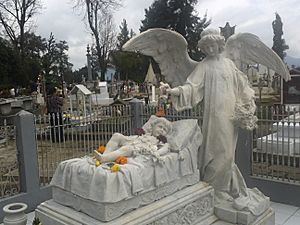 Archivo:Niña del Angel en el panteón de Orizaba