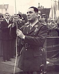 Archivo:Perón con uniforme