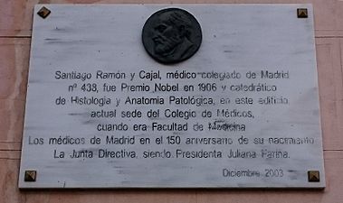 Placa en memoria de Santiago Ramón y Cajal en la fachada del Colegio Oficial de Médicos de Madrid (19 de diciembre de 2014, Madrid)