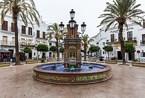 Archivo:Plaza de España, Vejer de la Frontera, Cádiz, España, 2015-12-09, DD 03