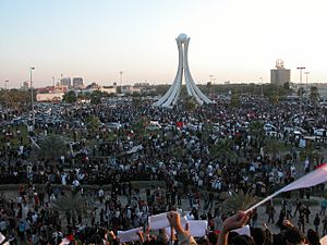 Archivo:Protesters gathering in Pearl roundabout