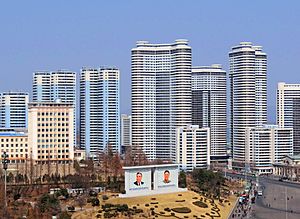 Archivo:Pyongyang-Highrise-Buildings-2014