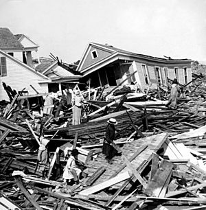 Archivo:Seeking valuables in the wreckage, Galveston, Texas
