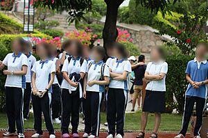 Archivo:Shenzhen Middle Schools Summer Uniform 201709