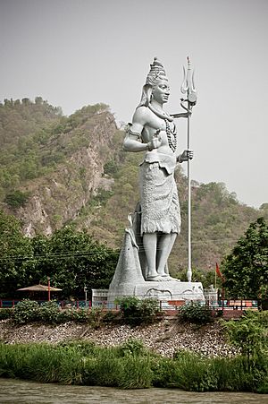 Archivo:Shiva statue by the Ganges, across Har-ki-Pauri, Haridwar