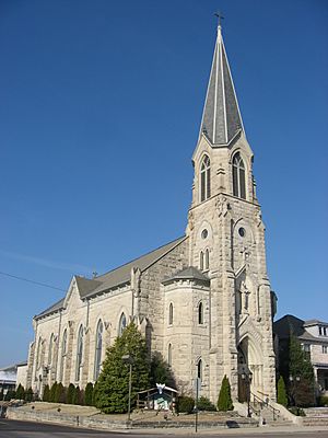 Archivo:St. Vincent de Paul in Bedford, front and southern side vertical