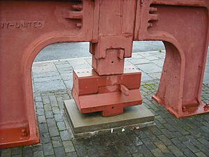 Archivo:Steam hammer anvil, Blaenavon