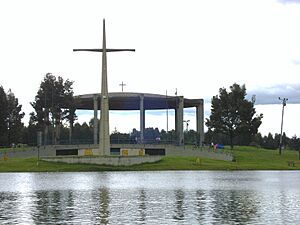 Archivo:Templete del Parque Simón Bolívar, Colombia DSC00080