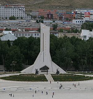 Archivo:Tibet Peaceful Liberation Mounement, Lhasa (cropped)