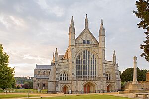 Archivo:WinchesterCathedral-west-wyrdlight