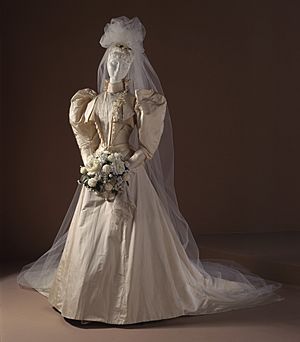 Archivo:Woman's Two-piece Dress (Wedding) LACMA M.70.90a-b
