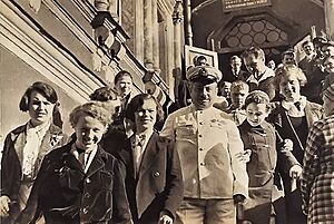 Archivo:Герой Советского Союза И.Д. Папанин среди избирателей