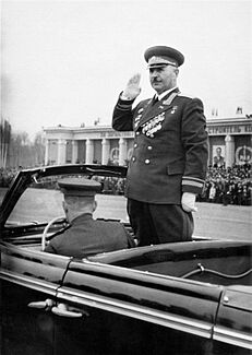 Archivo:Герой Советского Союза генерал армии И.Х. Баграмян в Риге
