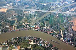004 Barge on Chao Phraya River (Menam) in Pathum Thani province, Thailand.jpg
