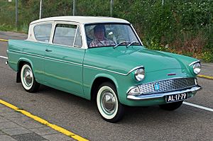 Archivo:1960 Ford 105E Anglia, licence AL-17-79, pic6
