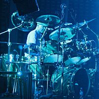 Archivo:2157 - Pittsburgh - Mellon Arena - Genesis - Drum Duet (Chester Thompson crop)