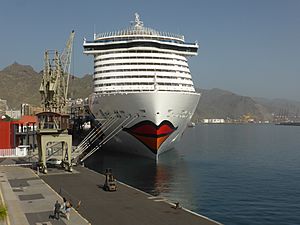 Archivo:AIDAnova, buque de cruceros, en el puerto de Santa Cruz de Tenerife, Canarias. España, Spain
