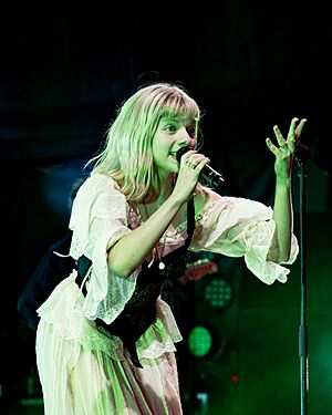 Archivo:AURORA, Ravnedalen Live festival, Kristiansand, Norway (53866849101)