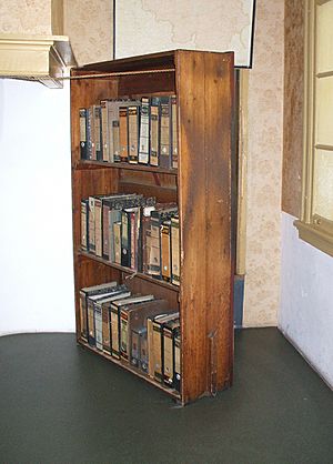 Archivo:AnneFrankHouse Bookcase