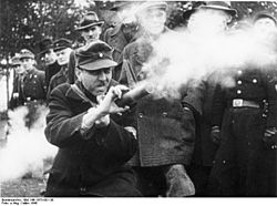Archivo:Bundesarchiv Bild 146-1973-001-36, Volkssturm, Übungsschießen mit Panzerfaust