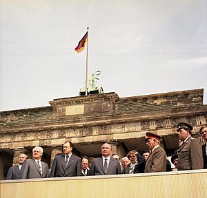 Archivo:Bundesarchiv Bild 183-1986-0416-418, Berlin, Michail Gorbatschow an der Mauer