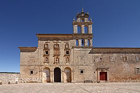 Campillo de Altobuey, Santuario de la Virgen de la Loma, fachada principal, 02.jpg