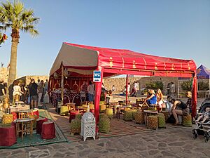 Archivo:Carpa gastronomíca Mercado Renacentista de Melilla, 2024