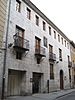 Fachada a la calle San Ignacio, de la Casa de los Fernández de Muras y columnas que forman parte del patio original. Casa de los Arenzana o del Conde de Fuentenueva
