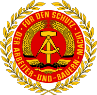 Archivo:Coat of arms of NVA (East Germany)