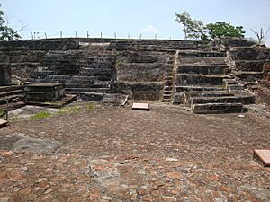 Archivo:Comalcalco. Estructura 3