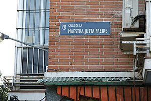 Archivo:El Ayuntamiento comienza el cambio de placas del callejero franquista 05