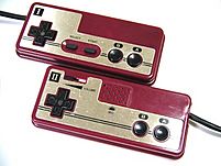 Archivo:Famicom controllers