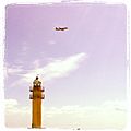 Faro de Taliarte guiando a los aviones al aeropuerto.jpg