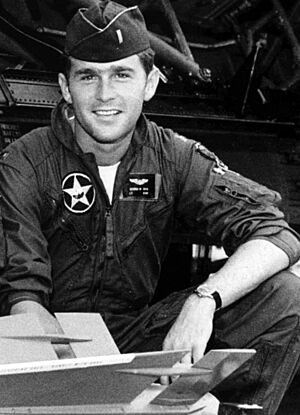 Archivo:GW-Bush-in-uniform