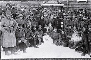 Archivo:German Jewish soldiers hold a Hanukkah celebration. Poland, 1916