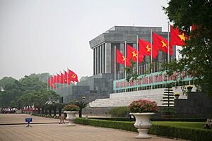 Archivo:Ho chi minh mausoleum 2