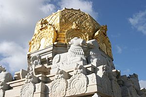 Archivo:Iraivan Temple Capstone