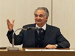 Archivo:Jacques Attali in lecture at Meiji University