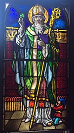 Archivo:Jubilee Museum and Catholic Cultural Center (Columbus, Ohio) - stained glass, Saint Patrick and a leprechaun