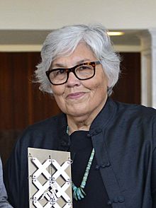 Lourdes Portillo con el premio del XIII Festival de Cine y Derechos Humanos de San Sebastián (02).jpg