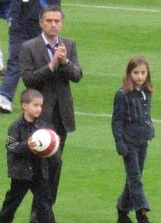 Archivo:Mourinho and children