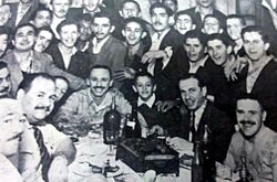 Archivo:Oberá - Oscar Gálvez rodeado de amigos y admiradores