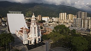 Archivo:Panteón Nacional de Venezuela desde el MINCI