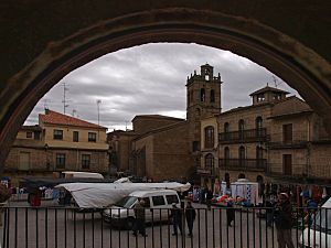 Archivo:Plaza Mayor de Fermoselle