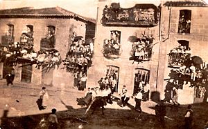 Archivo:Plaza de Aldeadávila durante un encierro en 1940