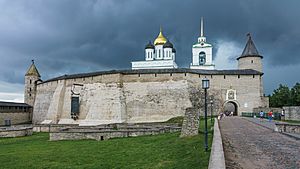 Archivo:Pskov asv07-2018 Kremlin Daumantas Town img4