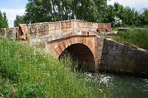 Archivo:Puente de la Esclusa 8 Canal de Castilla