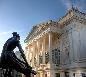 Archivo:Royal Opera House and ballerina