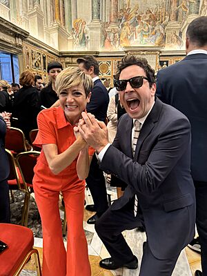 Archivo:Sara Escudero y Jimmy Fallon - Vaticano 2024